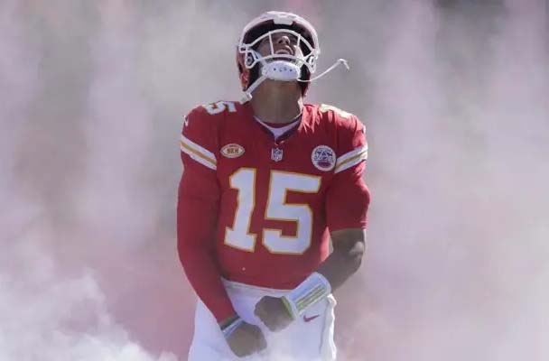 How Much Do NFL Personnel Make Compared To Patrick Mahomes? (Infographic)